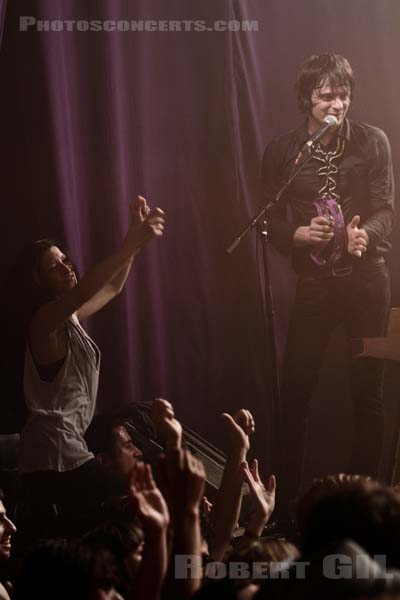 KING KHAN AND THE SHRINES - 2011-04-24 - PARIS - La Machine (du Moulin Rouge) - 